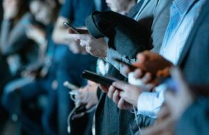 A falha de segurança do WhatsApp expôs 3,5 bilhões de números de telefone – incluindo o seu Falha de segurança do WhatsApp expôs 3,5 bilhões de números de telefone – incluindo o seu | Close de uma multidão de pessoas usando seus smartphones