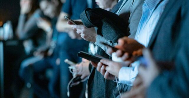 Falha de segurança do WhatsApp expôs 3,5 bilhões de números de telefone – incluindo o seu | Close de uma multidão de pessoas usando seus smartphones