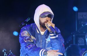 A filha de Eminem, Hailie Jade, e o neto Elliot assistem ao programa do intervalo Eminems-Filha-Hailie-Jade-e-Neto-Elliot-Watch-His-Halftime-Show-1.jpg