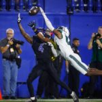 Xavier Ward (7) do San Jose State e Walker Eget (5) do San Jose State detêm o Troféu Tomey Legacy depois de vencer o Havaí no CEFCU Stadium em San Jose, Califórnia, no sábado, 1º de novembro de 2025. (Shae Hammond/Bay Area News Group)