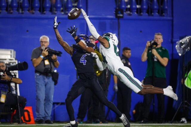 A forte finalização do San Jose State contra o Havaí Xavier Ward (7) do San Jose State e Walker Eget (5) do San Jose State detêm o Troféu Tomey Legacy depois de vencer o Havaí no CEFCU Stadium em San Jose, Califórnia, no sábado, 1º de novembro de 2025. (Shae Hammond/Bay Area News Group)