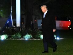 A foto da reivindicação de desempacotamento mostra a bandeira dos EUA tocando o chão na Casa Branca Yahoo news home