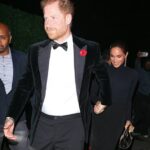 O príncipe Harry segurou a mão de Meghan enquanto a conduzia para a luxuosa festa de aniversário com tema de James Bond no sábado à noite - mas fotos deles com Kris Jenner e Kim Kardashian dentro foram postadas online e depois excluídas