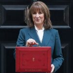 A Grã-Bretanha enfrenta uma nova “fuga de cérebros” que ameaça aumentar a dor do orçamento desastroso de Rachel Reeves. Na foto: a Chanceler do Tesouro britânica, Rachel Reeves, posa com a caixa vermelha do orçamento do lado de fora do número 11 da Downing Street, em Londres, Grã-Bretanha, 26 de novembro de 2025