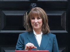 A fuga de cérebros do caos socialista de Starmer: recorde de 110.051 buscaram asilo, mas os britânicos partem em massa A Grã-Bretanha enfrenta uma nova “fuga de cérebros” que ameaça aumentar a dor do orçamento desastroso de Rachel Reeves. Na foto: a Chanceler do Tesouro britânica, Rachel Reeves, posa com a caixa vermelha do orçamento do lado de fora do número 11 da Downing Street, em Londres, Grã-Bretanha, 26 de novembro de 2025