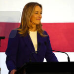 A governadora eleita de Nova Jersey, Mikie Sherrill, sorri ao fazer uma pausa durante seu discurso de vitória, terça-feira, 4 de novembro de 2025, em East Brunswick.