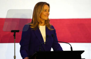 A governadora eleita de Nova Jersey, Mikie Sherrill, diz ao Congresso que renunciará na ‘próxima semana’ A governadora eleita de Nova Jersey, Mikie Sherrill, sorri ao fazer uma pausa durante seu discurso de vitória, terça-feira, 4 de novembro de 2025, em East Brunswick.
