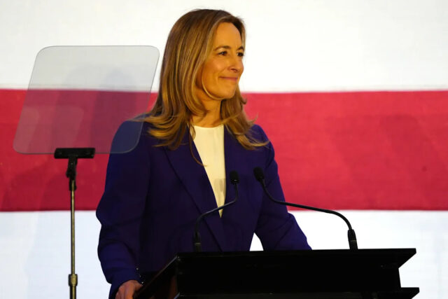 A governadora eleita de Nova Jersey, Mikie Sherrill, sorri ao fazer uma pausa durante seu discurso de vitória, terça-feira, 4 de novembro de 2025, em East Brunswick.