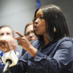 ARQUIVO - O deputado Colin Allred, D-Texas, fala durante a Convenção Nacional Democrata em 22 de agosto de 2024, em Chicago. (Foto AP / Paul Sancya, Arquivo)