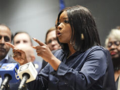 A grande decisão de Jasmine Crockett ARQUIVO - O deputado Colin Allred, D-Texas, fala durante a Convenção Nacional Democrata em 22 de agosto de 2024, em Chicago. (Foto AP / Paul Sancya, Arquivo)