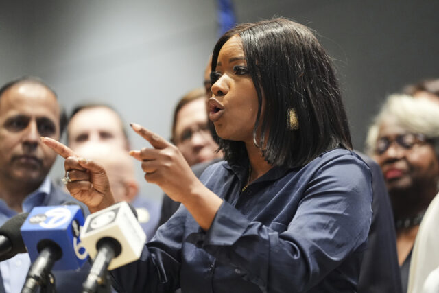 ARQUIVO - O deputado Colin Allred, D-Texas, fala durante a Convenção Nacional Democrata em 22 de agosto de 2024, em Chicago. (Foto AP / Paul Sancya, Arquivo)