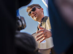 A guerra civil do Partido Republicano continua após uma noite eleitoral desastrosa ARQUIVO - O ex-presidente republicano Donald Trump fala com Tucker Carlson durante um show da Tucker Carlson Live Tour na Desert Diamond Arena, 31 de outubro de 2024, em Glendale, Arizona (AP Photo/Julia Demaree Nikhinson, File)