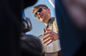 A guerra civil do Partido Republicano continua após uma noite eleitoral desastrosa ARQUIVO - O ex-presidente republicano Donald Trump fala com Tucker Carlson durante um show da Tucker Carlson Live Tour na Desert Diamond Arena, 31 de outubro de 2024, em Glendale, Arizona (AP Photo/Julia Demaree Nikhinson, File)