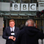 O presidente Donald Trump ouve durante um briefing com a mídia, sexta-feira, 27 de junho de 2025, na Casa Branca, em Washington. (Foto AP/Jacquelyn Martin)
