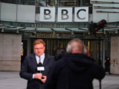 A guerra de Trump contra a mídia se torna global O presidente Donald Trump ouve durante um briefing com a mídia, sexta-feira, 27 de junho de 2025, na Casa Branca, em Washington. (Foto AP/Jacquelyn Martin)