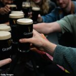 O aumento das vendas significa que o Guinness agora é responsável por um em cada nove litros servidos em pubs britânicos