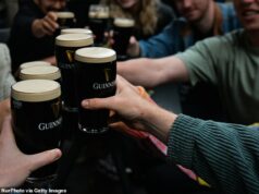 A guerra de preços irrompe entre Guinness e Murphy’s enquanto a Geração Z busca litros mais baratos de cerveja preta popular O aumento das vendas significa que o Guinness agora é responsável por um em cada nove litros servidos em pubs britânicos