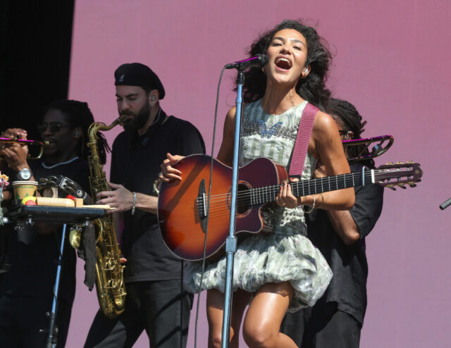 A indicada para melhor novo artista, Olivia Dean, adiciona outro show no Chase Center
