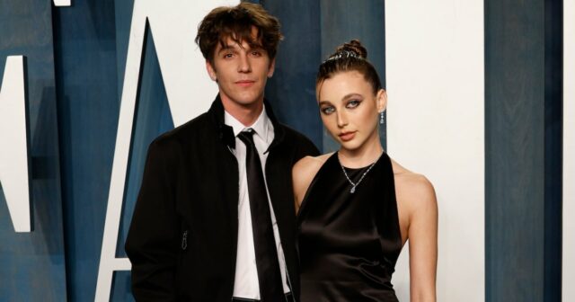 A influenciadora Emma Chamberlain aparentemente reage às músicas de modelos Letras de músicas inspiradas em separações de celebridades