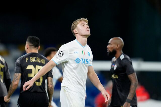 Scott McTominay comemora vitória sobre o Qarabag FK