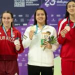 A jovem nadadora Adellia ganha ouro no ISG Riyadh 2025, então o presente de aniversário mais especial