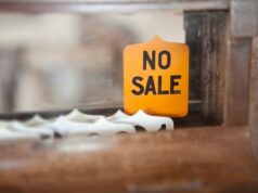 A lei do estado de Nova York visa preços personalizados A 'NO SALE' sign on an Antique Cash Register