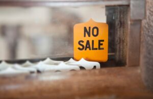 A lei do estado de Nova York visa preços personalizados A 'NO SALE' sign on an Antique Cash Register