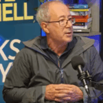 A lenda da comédia Ben Elton não está nas redes sociais.