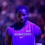Jonathan Kuminga, do Golden State Warriors, enterra durante o primeiro tempo de um jogo de basquete da NBA na quinta-feira, 30 de outubro de 2025, em Milwaukee. (Foto AP / Morry Gash)