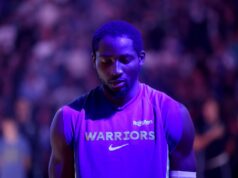 A lesão persistente no joelho de Jonathan Kuminga é um mistério para os Warriors: ‘Obviamente pior do que pensávamos’ Jonathan Kuminga, do Golden State Warriors, enterra durante o primeiro tempo de um jogo de basquete da NBA na quinta-feira, 30 de outubro de 2025, em Milwaukee. (Foto AP / Morry Gash)