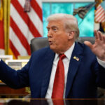 A democrata Mikie Sherrill acena antes do primeiro debate para governador das eleições gerais com Jack Ciattarelli, domingo, 21 de setembro de 2025, em Lawrenceville, NJ (AP Photo/Noah K. Murray)