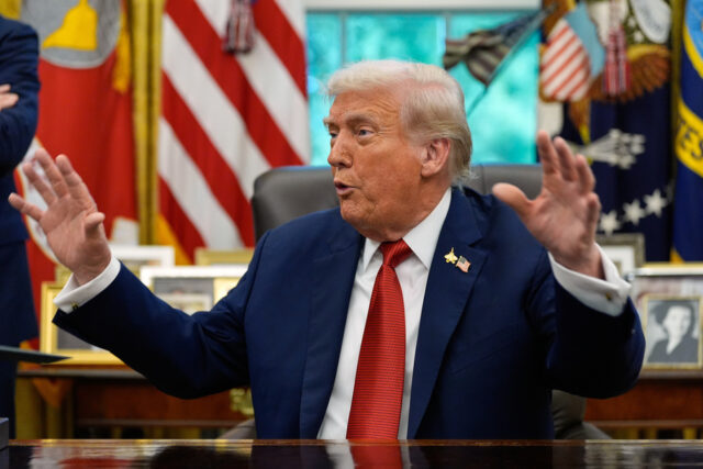 A democrata Mikie Sherrill acena antes do primeiro debate para governador das eleições gerais com Jack Ciattarelli, domingo, 21 de setembro de 2025, em Lawrenceville, NJ (AP Photo/Noah K. Murray)