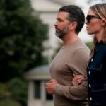 PALM BEACH, FLÓRIDA - 15 DE MARÇO: (LR) Donald Trump Jr. e Bettina Anderson participam do amfAR Palm Beach Gala em 15 de março de 2025 em Palm Beach, Flórida. (Foto de Mireya Acierto/Getty Images para amfAR)