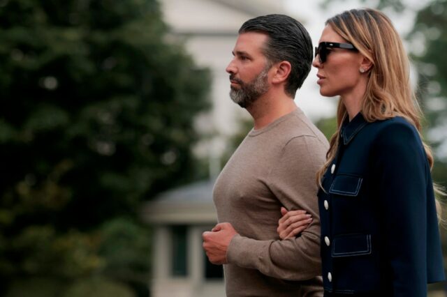 PALM BEACH, FLÓRIDA - 15 DE MARÇO: (LR) Donald Trump Jr. e Bettina Anderson participam do amfAR Palm Beach Gala em 15 de março de 2025 em Palm Beach, Flórida. (Foto de Mireya Acierto/Getty Images para amfAR)