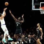 Jalen Brunson reage durante a vitória dos Knicks em 24 de novembro contra o Nets.