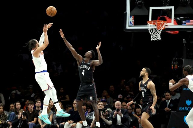 Jalen Brunson reage durante a vitória dos Knicks em 24 de novembro contra o Nets.