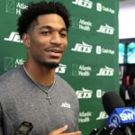 O novato Azareye'h Thomas, conversando com a mídia no início da temporada, será agora um dos cornerbacks titulares dos Jets desde a troca de Sauce Gardner.