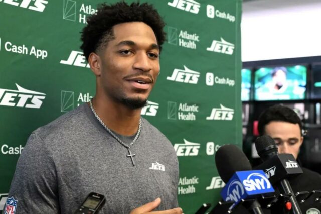 O novato Azareye'h Thomas, conversando com a mídia no início da temporada, será agora um dos cornerbacks titulares dos Jets desde a troca de Sauce Gardner.
