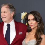 Bill Belichick e namoradas contando citações sobre seu romance