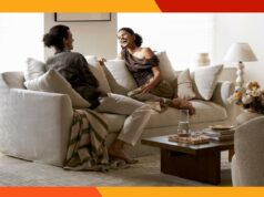 A nova coleção da Castlery oferece móveis elegantes e lindos para espaços pequenos Sala de jantar com mesa redonda de madeira, quatro cadeiras estofadas em cinza claro e estantes decorativas.