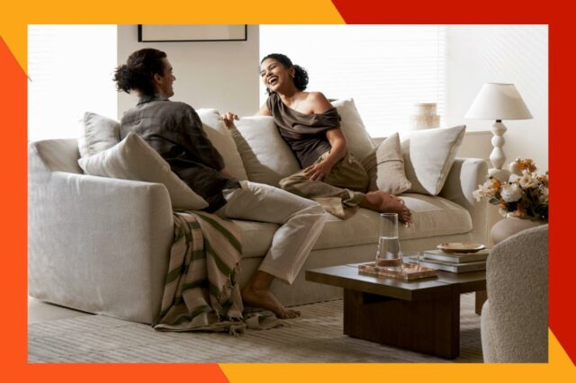 A nova coleção da Castlery oferece móveis elegantes e lindos Sala de jantar com mesa redonda de madeira, quatro cadeiras estofadas em cinza claro e estantes decorativas.