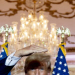 O presidente Donald Trump fala durante um café da manhã com os republicanos do Senado e da Câmara no Salão de Jantar do Estado da Casa Branca, quarta-feira, 5 de novembro de 2025, em Washington. O líder da maioria no Senado, John Thune, RS.D. e o vice-presidente JD Vance, sentado à direita. (Foto AP/Evan Vucci)