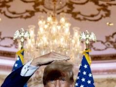 A onda azul deixou Trump em pânico O presidente Donald Trump fala durante um café da manhã com os republicanos do Senado e da Câmara no Salão de Jantar do Estado da Casa Branca, quarta-feira, 5 de novembro de 2025, em Washington. O líder da maioria no Senado, John Thune, RS.D. e o vice-presidente JD Vance, sentado à direita. (Foto AP/Evan Vucci)