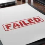 Papel com uma impressão de carimbo vermelho em negrito no centro que diz