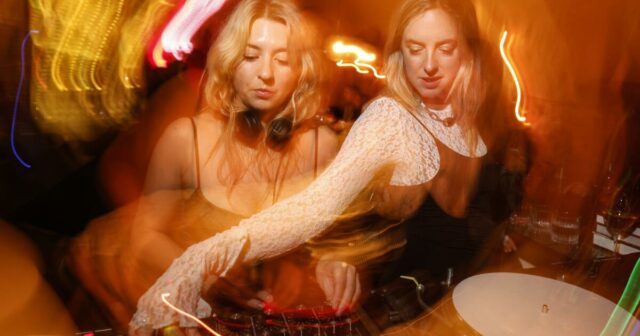 A outrora famosa vida noturna do DTLA está em crise. Este aconchegante bar com DJ pode trazer multidões de volta?
