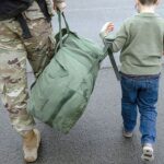 A paralisação do governo atinge bases no exterior enquanto muitos sentem a pressão