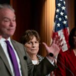 Os senadores democratas explicaram a sua decisão de apoiar o plano de compromisso numa conferência de imprensa no final da noite em Washington.