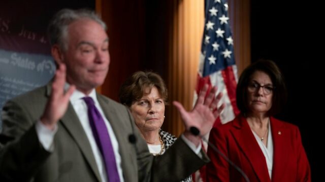 Os senadores democratas explicaram a sua decisão de apoiar o plano de compromisso numa conferência de imprensa no final da noite em Washington.