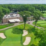 Vista aérea do campo de golfe e sede do clube The Muttontown Club.