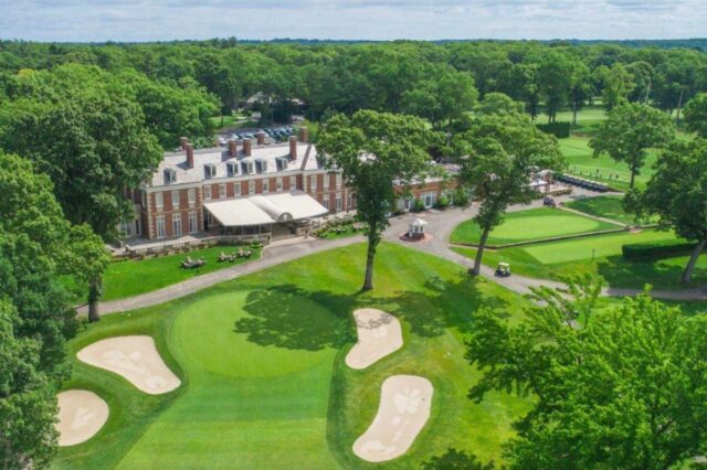 Vista aérea do campo de golfe e sede do clube The Muttontown Club.